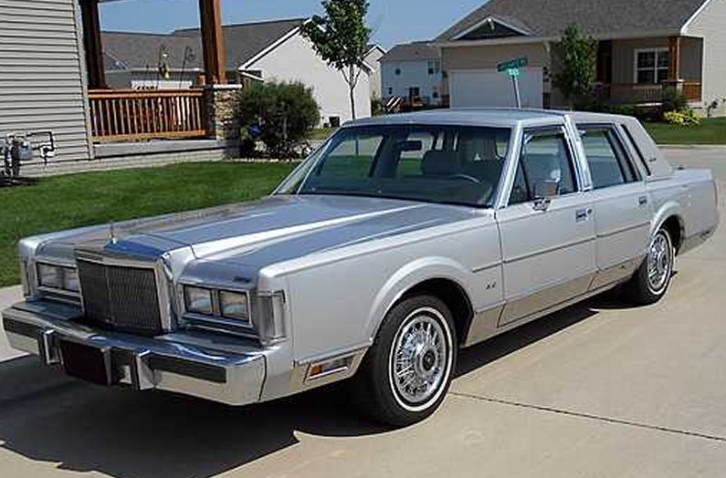 Lincoln Town car sedan 1982